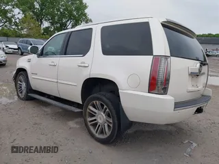 2013 Cadillac Escalade Premium z VIN 1GYS4CEF8DR272495, wystawiony jako IAAI lot #42245832 z przebiegiem 203 818 mil mil oraz . Historia ofert i sprzedaży dostępna na DreamBid. Obrazek 3.