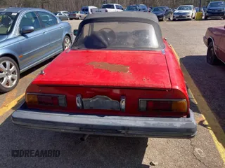 1981 Alfa Romeo Spider Veloce z VIN ZARBA5410B1012836, wystawiony jako IAAI lot #42364544 z przebiegiem Nie podano mil oraz . Historia ofert i sprzedaży dostępna na DreamBid. Obrazek 11.