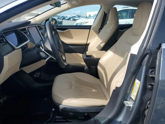 2013 Tesla Model S z VIN 5YJSA1AC4DFP10496, wystawiony jako Copart lot #63801355 z przebiegiem 50 473 mil mil oraz Czysty tytuł • Clean title. Historia ofert i sprzedaży dostępna na DreamBid. Obrazek 7.