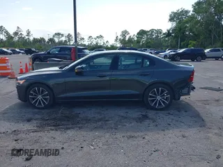 2022 Volvo S60 Momentum z VIN 7JRL12FZ1NG162991, wystawiony jako IAAI lot #42364000 z przebiegiem 69 626 mil mil oraz . Historia ofert i sprzedaży dostępna na DreamBid. Obrazek 14.
