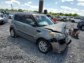2013 Kia Soul + z VIN KNDJT2A66D7620732, wystawiony jako Copart lot #55578195 z przebiegiem 143 092 mil mil oraz Szkoda całkowita • Salvage title. Historia ofert i sprzedaży dostępna na DreamBid. Obrazek 4.
