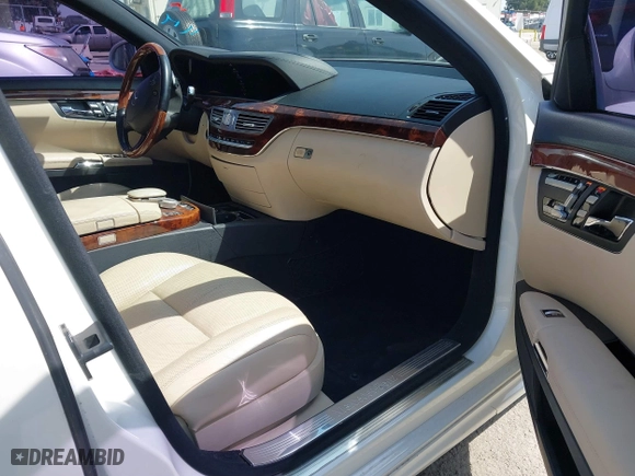 2009 Mercedes-Benz S-Class 5.5L V8 with VIN WDDNG71X09A272339, listed as a IAAI auction lot 41855197 with 130,972 mi miles. Bid and sale history available at carsss.com. Image 5.