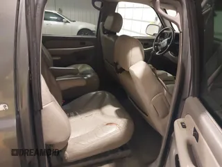2000 GMC Yukon XL SLT with VIN 3GKFK16T7YG142515, listed as a IAAI auction lot 42044906 with 271,911 mi miles. Bid and sale history available at carsss.com. Image 8.