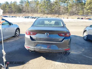 2022 Mazda 3 Carbon Edition z VIN 3MZBPACL4NM309701, wystawiony jako IAAI lot #41419875 z przebiegiem 23 819 mil mil oraz . Historia ofert i sprzedaży dostępna na DreamBid. Obrazek 16.
