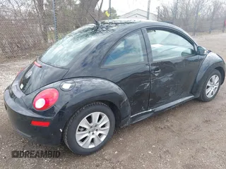 2010 Volkswagen New Beetle Coupe with VIN 3VWPW3AG6AM021330, listed as a IAAI auction lot 42094872 with 124,908 mi miles. Bid and sale history available at carsss.com. Image 4.