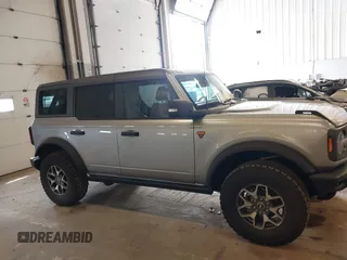 2024 Ford Bronco Badlands z VIN 1FMEE9BP6RLA08116, wystawiony jako IAAI lot #41837206 z przebiegiem 7807 mil mil oraz . Historia ofert i sprzedaży dostępna na DreamBid. Obrazek 13.