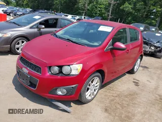 2012 Chevrolet Sonic LT z VIN 1G1JD6SH8C4123632, wystawiony jako IAAI lot #42492042 z przebiegiem 143 132 mil mil oraz . Historia ofert i sprzedaży dostępna na DreamBid. Obrazek 2.