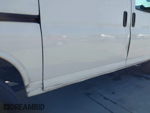 2021 Chevrolet Express Cargo z VIN 1GCWGAFP5M1154767, wystawiony jako IAAI lot #42603834 z przebiegiem 129 116 mil mil oraz . Historia ofert i sprzedaży dostępna na DreamBid. Obrazek 6.
