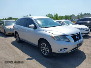 2014 Nissan Pathfinder S z VIN 5N1AR2MMXEC663371, wystawiony jako IAAI lot #42422226 z przebiegiem 141 844 mil mil oraz . Historia ofert i sprzedaży dostępna na DreamBid. Obrazek 1.