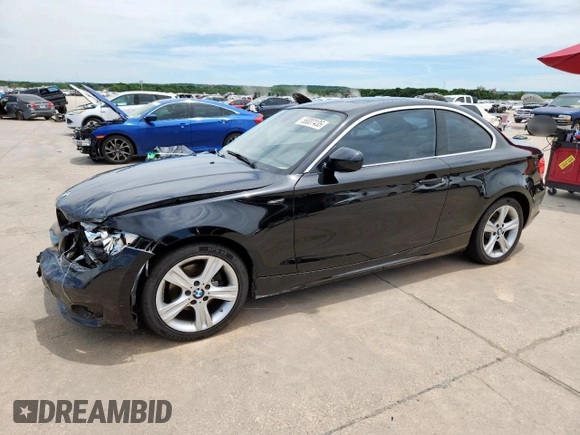 2012 BMW 1 Series 128i z VIN WBAUP7C56CVP22820, wystawiony jako Copart lot #56007435 z przebiegiem 75 161 mil mil oraz Czysty tytuł • Clean title. Historia ofert i sprzedaży dostępna na DreamBid. Obrazek 1.