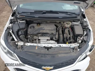 2017 Chevrolet Cruze LS z VIN 1G1BC5SM7H7140622, wystawiony jako IAAI lot #41725637 z przebiegiem 137 089 mil mil oraz . Historia ofert i sprzedaży dostępna na DreamBid. Obrazek 10.