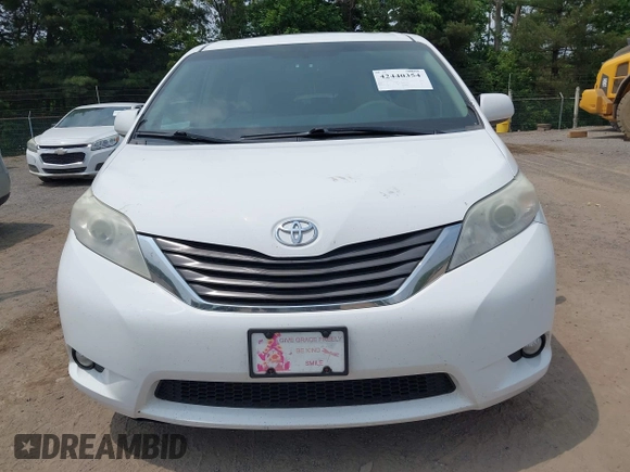 2011 Toyota Sienna XLE AAS z VIN 5TDYK3DC9BS039639, wystawiony jako IAAI lot #42440354 z przebiegiem 291 565 mil mil oraz . Historia ofert i sprzedaży dostępna na DreamBid. Obrazek 13.