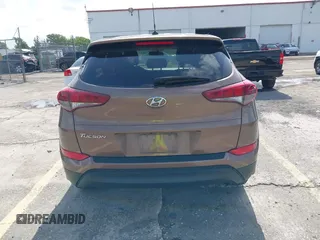 2016 Hyundai Tucson SE z VIN KM8J23A4XGU180300, wystawiony jako IAAI lot #42123067 z przebiegiem 123 804 mil mil oraz . Historia ofert i sprzedaży dostępna na DreamBid. Obrazek 16.