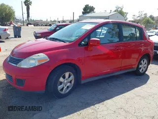 2007 Nissan Versa SL z VIN 3N1BC13E57L353248, wystawiony jako IAAI lot #42223425 z przebiegiem 118 254 mil mil oraz . Historia ofert i sprzedaży dostępna na DreamBid. Obrazek 2.