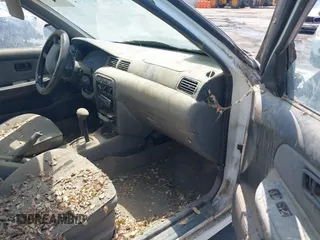 1996 Nissan Sentra XE z VIN 1N4AB41D3TC716326, wystawiony jako IAAI lot #42455181 z przebiegiem 235 076 mil mil oraz . Historia ofert i sprzedaży dostępna na DreamBid. Obrazek 5.