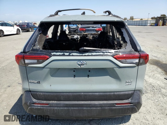 2023 Toyota RAV4 XLE Premium z VIN 2T3A1RFV4PW389370, wystawiony jako Copart lot #55143995 z przebiegiem Nie podano mil oraz Nie do naprawy • Non repairable. Historia ofert i sprzedaży dostępna na DreamBid. Obrazek 6.