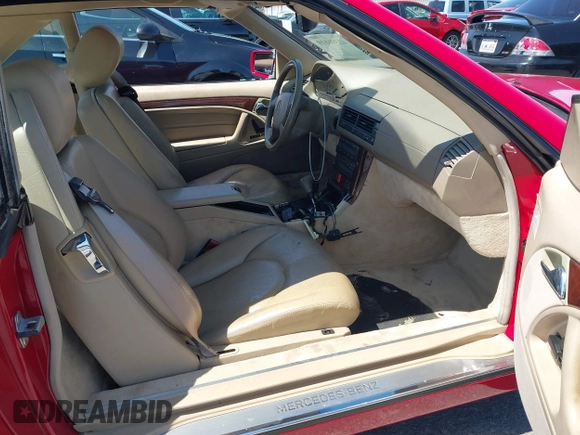 1998 Mercedes-Benz SL 500 z VIN WDBFA67F5WF162862, wystawiony jako IAAI lot #42391819 z przebiegiem 158 411 mil mil oraz . Historia ofert i sprzedaży dostępna na DreamBid. Obrazek 5.