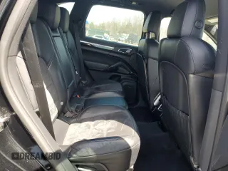 2017 Porsche Cayenne z VIN WP1AA2A28HKA83737, wystawiony jako Copart lot #54212985 z przebiegiem 87 416 mil mil oraz Szkoda całkowita • Salvage title. Historia ofert i sprzedaży dostępna na DreamBid. Obrazek 11.