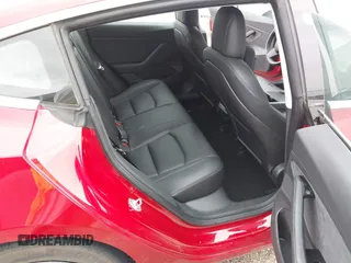 2018 Tesla Model 3 Long Range Battery z VIN 5YJ3E1EB8JF119898, wystawiony jako IAAI lot #42297445 z przebiegiem 29 555 mil mil oraz . Historia ofert i sprzedaży dostępna na DreamBid. Obrazek 8.