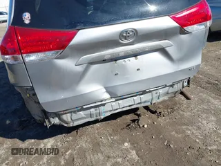 2012 Toyota Sienna XLE AAS z VIN 5TDYK3DC7CS277944, wystawiony jako IAAI lot #41311855 z przebiegiem 224 239 mil mil oraz . Historia ofert i sprzedaży dostępna na DreamBid. Obrazek 19.