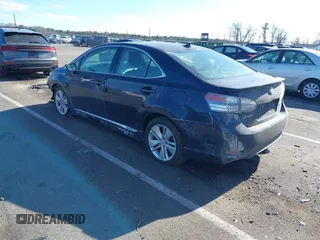 2010 Lexus HS 250h z VIN JTHBB1BA9A2035560, wystawiony jako IAAI lot #41694493 z przebiegiem 131 106 mil mil oraz . Historia ofert i sprzedaży dostępna na DreamBid. Obrazek 3.