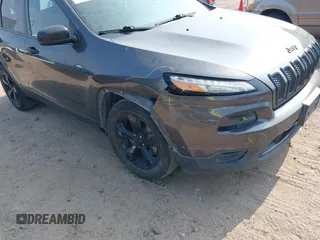 2017 Jeep Cherokee Altitude z VIN 1C4PJLAB9HW623297, wystawiony jako IAAI lot #42313357 z przebiegiem 220 795 mil mil oraz . Historia ofert i sprzedaży dostępna na DreamBid. Obrazek 6.