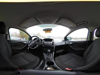 2018 Ford Focus SE z VIN 1FADP3F25JL255840, wystawiony jako IAAI lot #41852913 z przebiegiem 64 010 mil mil oraz . Historia ofert i sprzedaży dostępna na DreamBid. Obrazek 18.