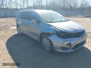 2018 Chrysler Pacifica Touring L with VIN 2C4RC1BG9JR257356, listed as a IAAI auction lot 41678437 with 92,369 mi miles. Bid and sale history available at carsss.com. Image 1.