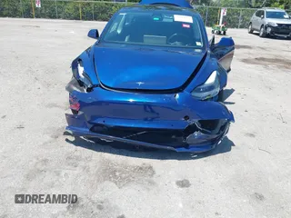 2022 Tesla Model 3 Long Range z VIN 5YJ3E1EB6NF106038, wystawiony jako IAAI lot #42214585 z przebiegiem 40 667 mil mil oraz . Historia ofert i sprzedaży dostępna na DreamBid. Obrazek 6.