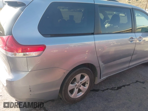 2011 Toyota Sienna LE AAS z VIN 5TDKK3DC8BS163200, wystawiony jako IAAI lot #42523991 z przebiegiem 260 470 mil mil oraz . Historia ofert i sprzedaży dostępna na DreamBid. Obrazek 6.