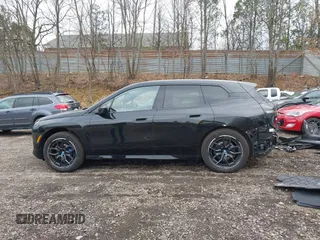 2025 BMW iX xDrive50 z VIN WB523CF00SCT84335, wystawiony jako IAAI lot #42002627 z przebiegiem 3241 mil mil oraz . Historia ofert i sprzedaży dostępna na DreamBid. Obrazek 15.