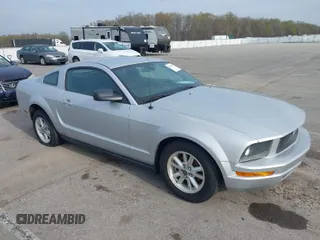 2007 Ford Mustang Deluxe with VIN 1ZVFT80N475370373, listed as a IAAI auction lot 41944197 with 175,077 mi miles. Bid and sale history available at carsss.com. Image 1.