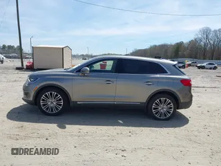 2017 Lincoln MKX Reserve z VIN 2LMPJ8LR4HBL41092, wystawiony jako IAAI lot #41815783 z przebiegiem 104 578 mil mil oraz . Historia ofert i sprzedaży dostępna na DreamBid. Obrazek 14.