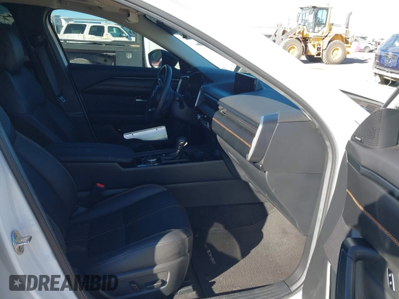 2024 Mazda CX-50 Premium z VIN 7MMVABDY0RN186511, wystawiony jako IAAI lot #41229255 z przebiegiem 21 842 mil mil oraz . Historia ofert i sprzedaży dostępna na DreamBid. Obrazek 5.