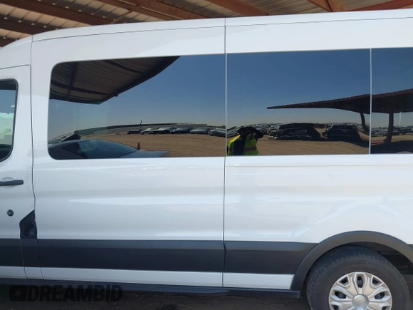 2024 Ford Transit Passenger XL z VIN 1FBAX2CG2RKA75017, wystawiony jako IAAI lot #42463080 z przebiegiem 20 185 mil mil oraz . Historia ofert i sprzedaży dostępna na DreamBid. Obrazek 14.
