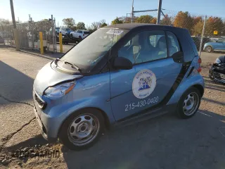 2013 Smart fortwo Pure z VIN WMEEJ3BA7DK693445, wystawiony jako Copart lot #76763234 z przebiegiem 87 974 mil mil oraz Czysty tytuł • Clean title. Historia ofert i sprzedaży dostępna na DreamBid. Obrazek 1.