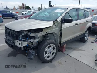 2018 Ford Escape S z VIN 1FMCU0F76JUA99595, wystawiony jako IAAI lot #42369434 z przebiegiem 19 207 mil mil oraz . Historia ofert i sprzedaży dostępna na DreamBid. Obrazek 2.