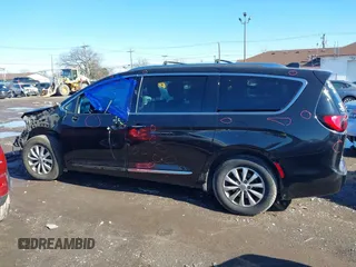 2018 Chrysler Pacifica Touring L with VIN 2C4RC1BGXJR157184, listed as a IAAI auction lot 41803388 with 102,095 mi miles and . Bid and sale history available at DreamBid. Image 14.