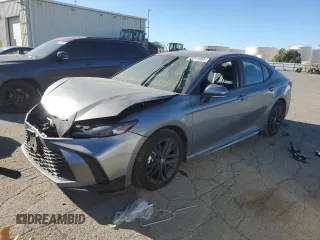 2025 Toyota Camry LE z VIN 4T1DAACK6SU548190, wystawiony jako Copart lot #88311855 z przebiegiem 8 209 mil mil oraz Szkoda całkowita • Salvage title. Historia ofert i sprzedaży dostępna na DreamBid. Obrazek 1.