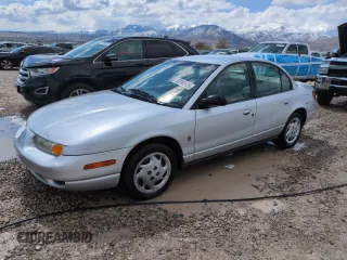 2002 Saturn SL z VIN 1G8ZK52772Z271932, wystawiony jako Copart lot #52090925 z przebiegiem 230 438 mil mil oraz Szkody całkowita. Historia ofert i sprzedaży dostępna na DreamBid. Obrazek 1.