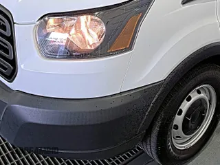 2019 Ford Transit z VIN 1FTYE1YM5KKB87003, wystawiony jako IAAI lot #42610488 z przebiegiem 106 642 mil mil oraz . Historia ofert i sprzedaży dostępna na DreamBid. Obrazek 25.
