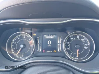 2020 Jeep Cherokee Latitude Plus z VIN 1C4PJMLB6LD584675, wystawiony jako IAAI lot #41943512 z przebiegiem 29 370 mil mil oraz . Historia ofert i sprzedaży dostępna na DreamBid. Obrazek 7.