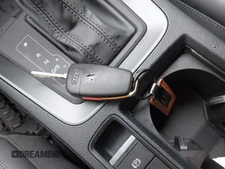 2024 Audi Q3 S line Premium Plus z VIN WA1EECF32R1043458, wystawiony jako IAAI lot #41965598 z przebiegiem 21 524 mil mil oraz . Historia ofert i sprzedaży dostępna na DreamBid. Obrazek 11.
