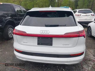 2023 Audi e-tron Premium Plus z VIN WA1LAAGE8PB006137, wystawiony jako IAAI lot #41974875 z przebiegiem 21 728 mil mil oraz . Historia ofert i sprzedaży dostępna na DreamBid. Obrazek 16.