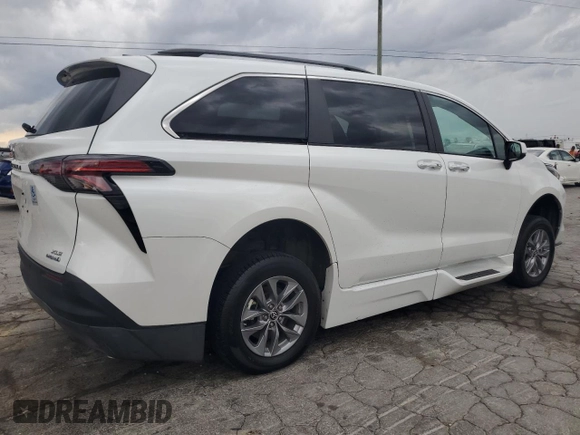 2022 Toyota Sienna XLE z VIN 5TDJRKECXNS075897, wystawiony jako Copart lot #51856935 z przebiegiem 15 805 mil mil oraz Czysty tytuł • Clean title. Historia ofert i sprzedaży dostępna na DreamBid. Obrazek 3.