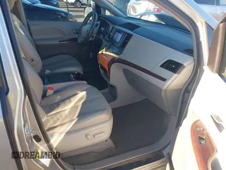 2014 Toyota Sienna XLE z VIN 5TDYK3DC9ES508300, wystawiony jako IAAI lot #41867307 z przebiegiem 93 798 mil mil oraz . Historia ofert i sprzedaży dostępna na DreamBid. Obrazek 5.