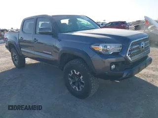 2017 Toyota Tacoma SR5 z VIN 5TFCZ5AN5HX077315, wystawiony jako IAAI lot #42017639 z przebiegiem 74 999 mil mil oraz . Historia ofert i sprzedaży dostępna na DreamBid. Obrazek 1.