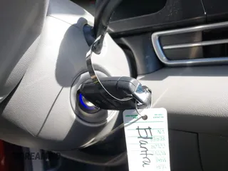 2025 Hyundai Elantra SE z VIN KMHLL4DG8SU938824, wystawiony jako IAAI lot #42022984 z przebiegiem 1234 mil mil oraz . Historia ofert i sprzedaży dostępna na DreamBid. Obrazek 11.