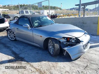 2005 Honda S2000 z VIN JHMAP21465S005582, wystawiony jako IAAI lot #41598755 z przebiegiem 104 090 mil mil oraz . Historia ofert i sprzedaży dostępna na DreamBid. Obrazek 1.