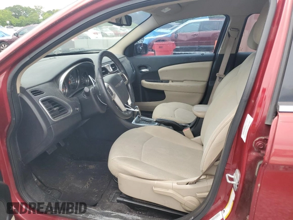2013 Chrysler 200 Touring z VIN 1C3CCBBB4DN577755, wystawiony jako Copart lot #55904845 z przebiegiem 138 423 mil mil oraz Szkoda całkowita • Salvage title. Historia ofert i sprzedaży dostępna na DreamBid. Obrazek 7.
